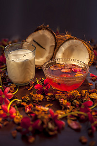晒水摄影照片_椰奶面膜，由一些玫瑰水和椰奶组成，在棕色表面上防止紫外线（紫外线）。