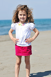 沙滩上的小女童画像