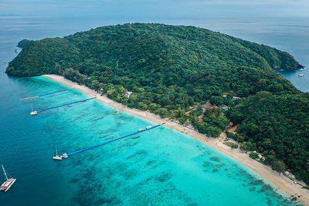 泰国普吉岛的珊瑚岛、赫赫岛、海滩和船只