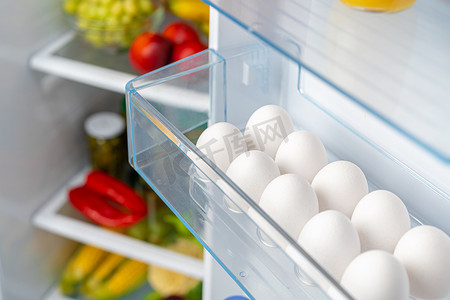 冷冻机摄影照片_冰箱架上的一包鸡蛋