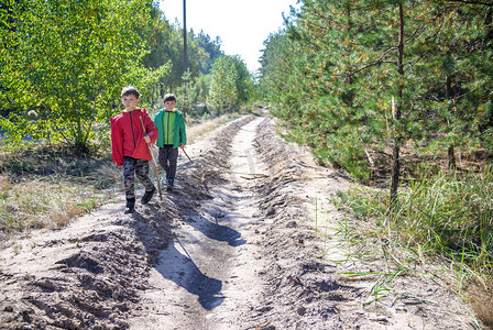 秋冬天摄影照片_两个学龄前儿童探索森林，穿着秋装，解放军