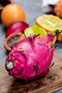 粉色火龙果摄影照片_整个火龙果或火龙果。