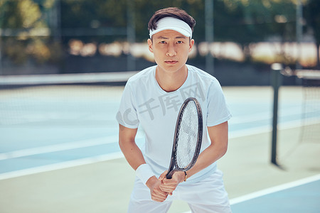 网球、健身和亚洲体育男子的肖像在室外网球场进行训练、锻炼和锻炼。