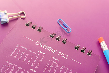 2021年彩色背景日历的新年目标概念