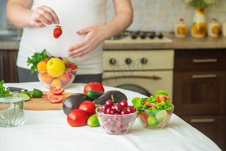 孕妇吃蔬菜和水果。