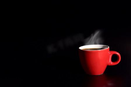 黑色背景红杯咖啡的爱情概念、放松概念、广告饮用概念、选择性关注杯边