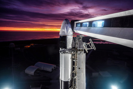 SpaceX 猎鹰 9 号火箭和载人龙飞船在发射台上发射进入太空之前的视图。 