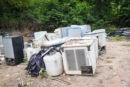 准备回收的电子废物，一堆用过的电子和家庭用品废物分裂破损或损坏垃圾回收