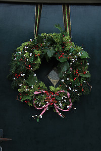 经典的圣诞花环，门上有装饰