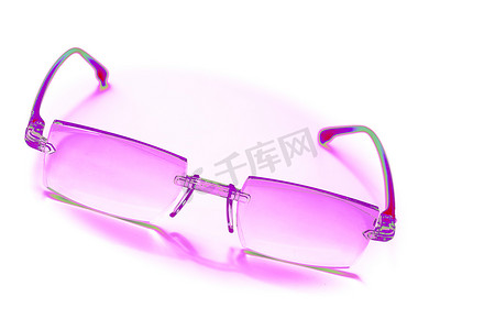 霓虹粉紫色眼镜改善视力恍惚。