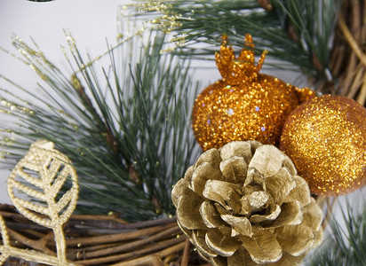 圣诞花环，配有松果和金饰圣诞德