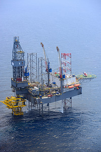 直升机在海上石油钻井平台接载乘客