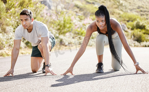 体育比赛、健身情侣和准备与竞争性、健康和活跃的跑步者一起跑步的沥青路，进行户外锻炼。