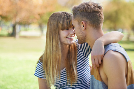 世界上没有其他人……一对年轻夫妇在公园里享受一天的时光，一起分享温柔的时刻。