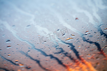 像素高摄影照片_水滴在窗户上的五颜六色的大水滴令人惊叹的背景美术高品质印刷品产品五十百万像素