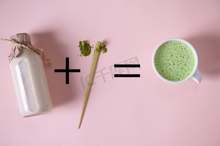 绿茶粉摄影照片_一瓶有机植物奶加上一勺绿茶粉，相当于日本抹茶拿铁，粉红色背景。