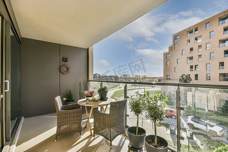 公寓住宅摄影照片_阳台上有宽敞的休息区