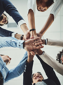 商界人士之间的团队合作、协作和团结，双手叠放在一起进行项目开发和创新。