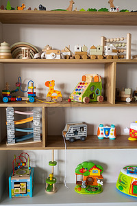 儿童房里的架子上放着儿童木制玩具。