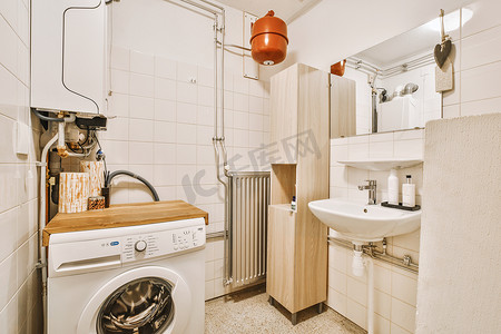 简约洗手间摄影照片_狭窄的卫生间，简约的设计