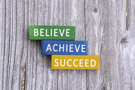 木块立方体上的励志名言-相信，实现，成功。