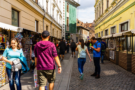 2022 年，在罗马尼亚锡比乌老城漫步的人和游客