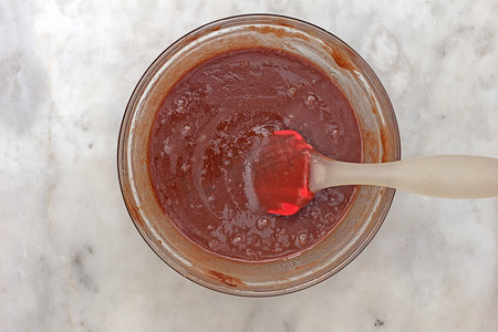 蜂蜜巧克力面糊，用于蛋糕 medovik 和抹刀