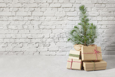 带圣诞礼盒、复印空间、零浪费的小新年树