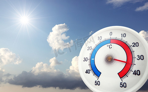 气候摄影照片_有显示极端高温的摄氏标度的温度计。