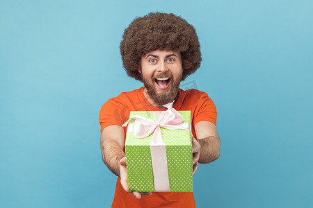 男人送礼物，祝贺生日，并提供惊喜，包装在盒子里的节日奖金。