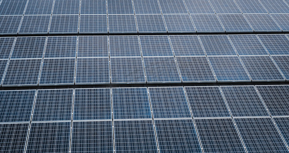 太阳能电池板在建筑屋顶能源系统中的节能环保蓝地清洁电力