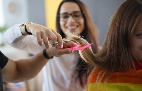 美发专业的学生正在学习如何剪头发