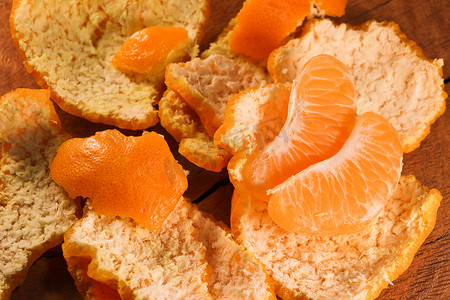 切片水果摄影照片_新鲜果皮上的萨摩柑橘（柑橘温州）