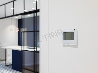 现代公寓白墙上用于控制供暖和制冷的控制台。