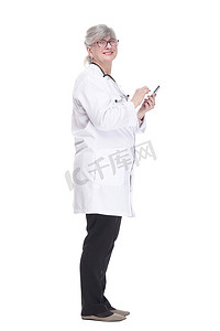 沃尔玛摄影照片_女医生用智能手机指着白色沃尔玛上的广告