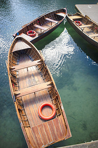 意大利布雷埃斯白云岩湖上的游船可供游客使用