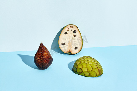 番荔枝摄影照片_新鲜水果、salacca 和番荔枝的成分，一半糖苹果
