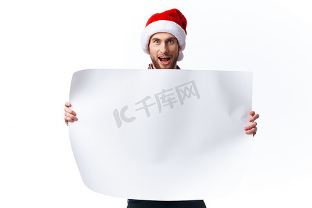戴着圣诞帽、白色模型海报、圣诞孤立背景的情绪化男人
