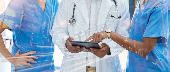 医疗保健、创新和医疗网络，由一群护士和一名医生使用平板电脑讨论想法或健康信息数据库。