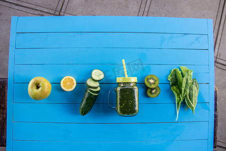 蔬菜清洗摄影照片_蔬菜和水果的绿色冰沙。