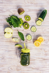 蔬菜清洗摄影照片_蔬菜和水果的绿色冰沙。