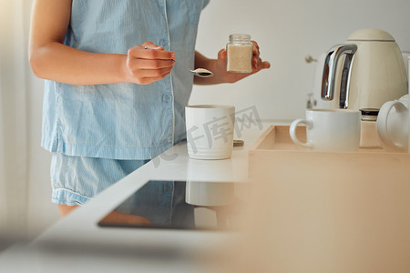 女性热摄影照片_早上，休闲女人在厨房准备一杯咖啡、茶或热巧克力时加糖。
