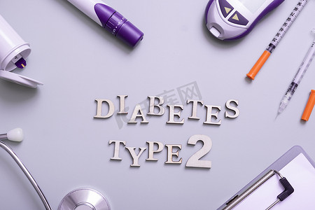 彩色背景上的 2 型糖尿病铭文和血糖仪、注射器和医疗设备，顶视图