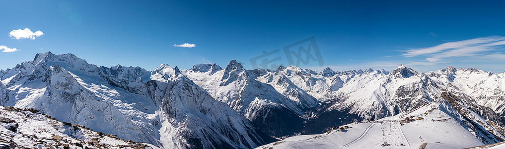 俄罗斯高加索地区冬季雪山全景，蓝天