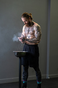手除尘氧化镁运动员板拍粉笔举重运动健身房，用于从成人运动、健康杠铃准备肌肉。