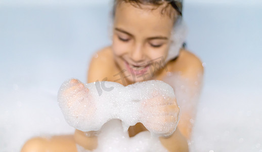 孩子在浴缸肥皂水中沐浴。