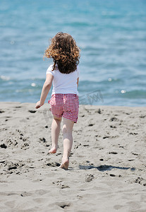 沙滩上的小女童画像