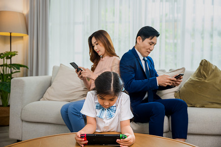 亚洲父母忽视他们的孩子，在家看手机