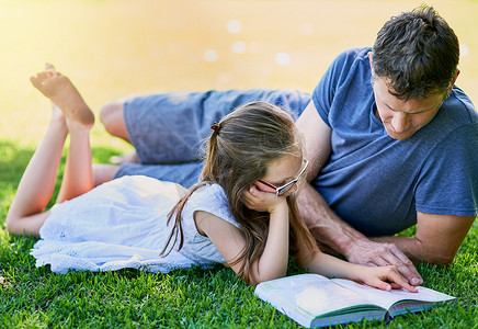 阅读好书，在草地上变得舒适。
