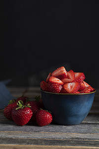 切片水果摄影照片_碗里的草莓